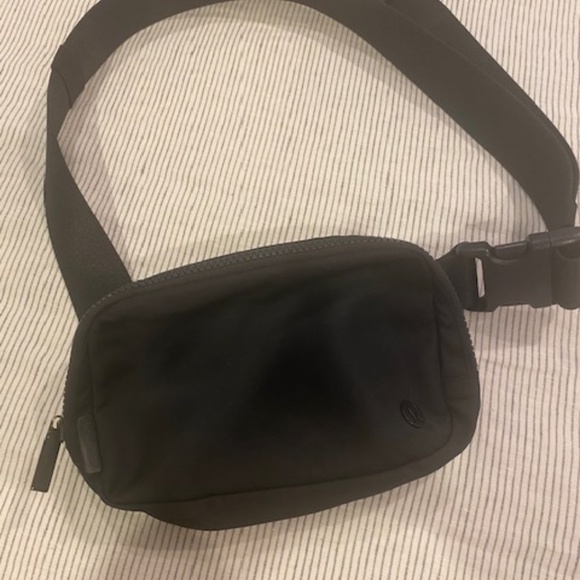 Lululemon - Everywhere Belt Bag - 1L Black - Picture 2 of 4